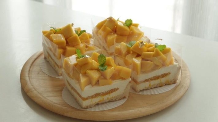 Tiramisu xoài hộp vuông với kem béo ngậy và xoài tươi trang trí đẹp mắt.”

“Bánh tiramisu xoài lớp kem mềm mịn, xen kẽ xoài chín vàng tươi ngon.”