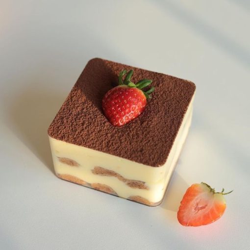Bánh Tiramisu Dâu Tây thơm ngon tại Tiệm Vô Tri – bánh ngọt hấp dẫn với dâu tươi và kem béo mịn